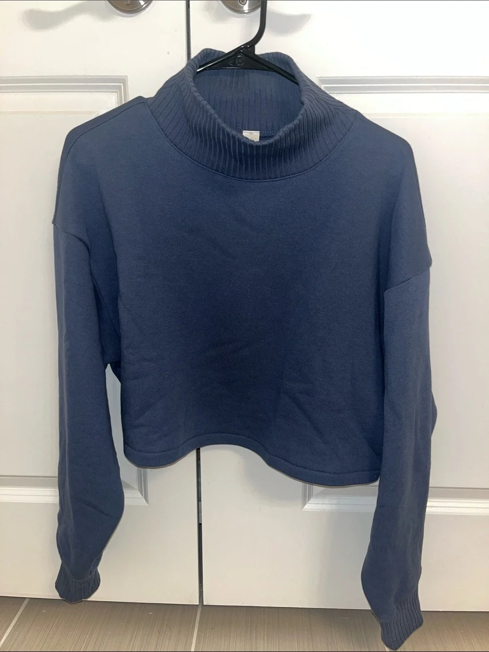 ALO Yoga Cropped mock neck sweatshirt